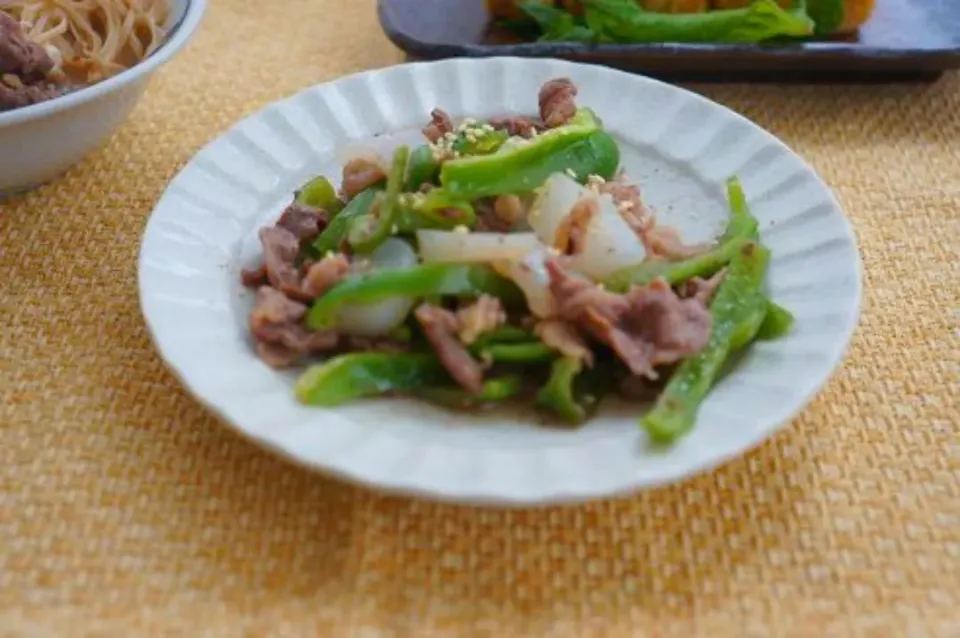 牛肉とピーマンとこんにゃくのピリ辛めんつゆ炒め|ちいさなしあわせキッチンさん