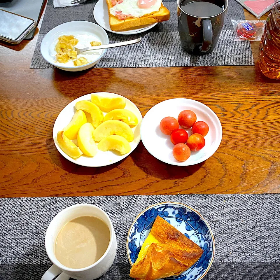 7月10日　朝ごはん　　クリームデニッシュ、桃、トマト、カフェオレ|yakinasuさん