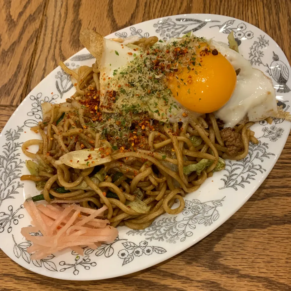 Ground pork & okra yakisoba with homemade pink pickled ginger slices|HouseHusさん