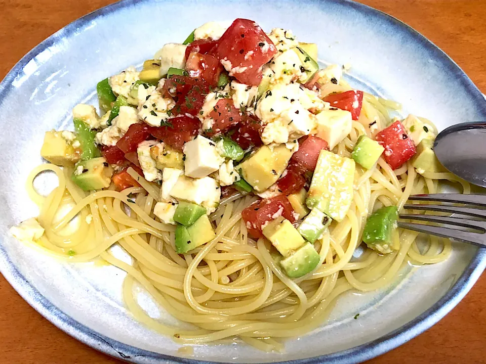 塩豆腐とトマトとアボカドの冷製パスタ|村岡 哲勇さん