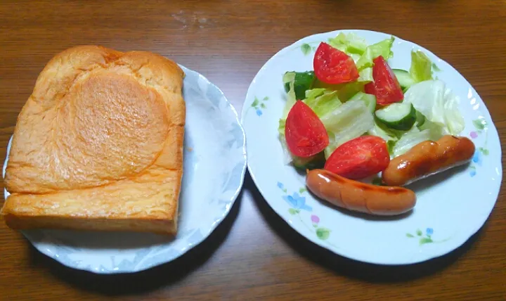 Snapdishの料理写真:７月１０日　焼きたてパン　サラダ　ウィンナー|いもこ。さん