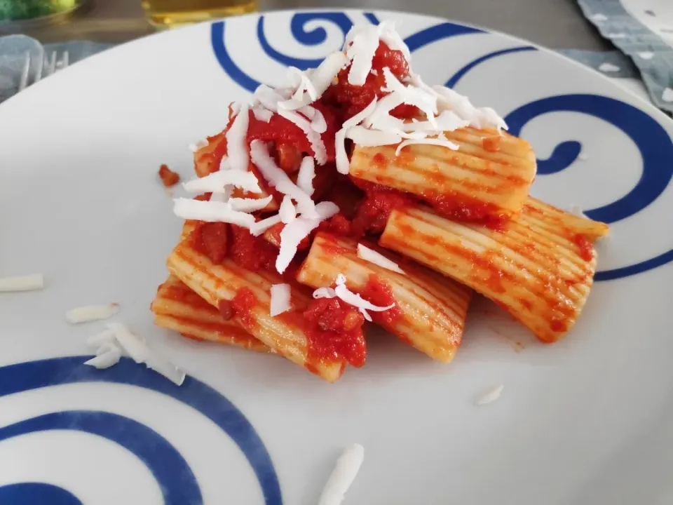 Pasta with tomatoes sauce, chili peppers, bacon and organic goat cheese|Ery_05さん