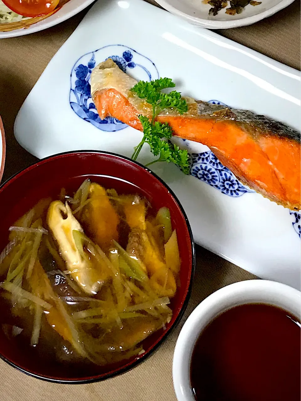 生姜の味噌汁と鮭と紅茶の朝食|カピバラおやじさん