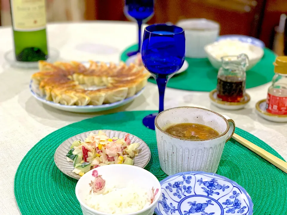 Snapdishの料理写真:20200710-3 お夕飯は焼き餃子🥟キリッと冷えた白ワインが良く合いました😆|Seikoさん