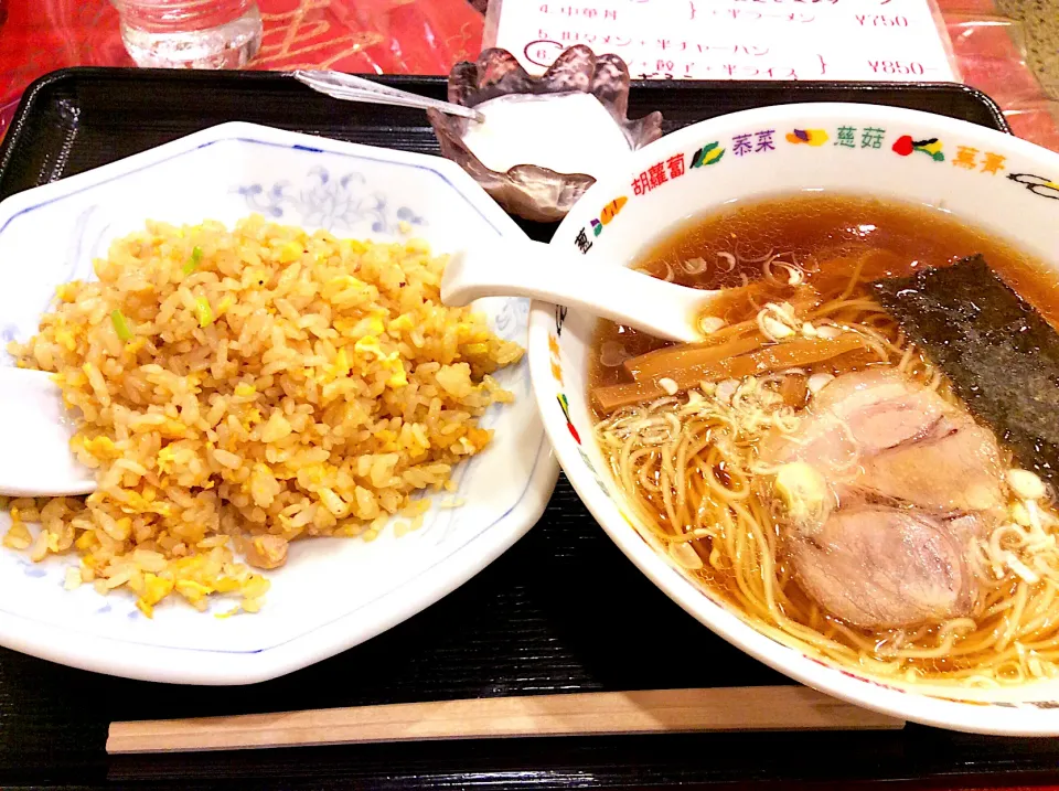 【中華ことぶき】ラーメン&半炒飯セット|ひよこさん