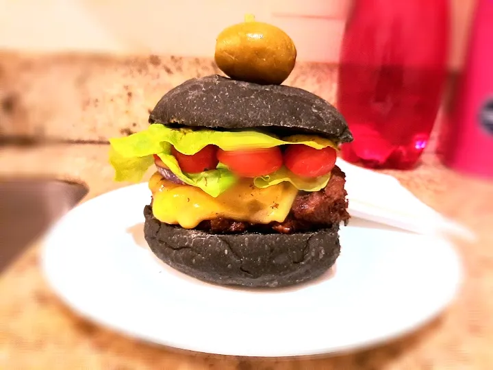 Snapdishの料理写真:Black burguer|Unün Nei Unünさん