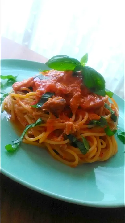 チキントマトクリームスパゲッティ😋🍝🎶✨
チキントマト煮の残りに生クリーム少しとチーズ入れてソースに😊こってりをバジルが爽やかにしてくれます🌱✨|アイさん