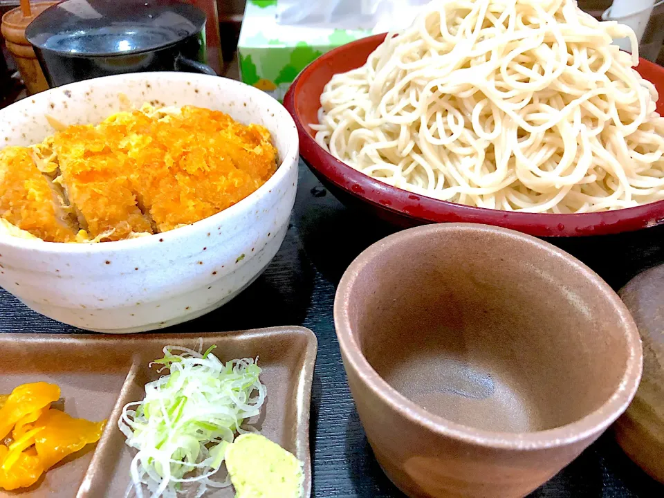 Snapdishの料理写真:東家　ミニカツ丼¥330 もりそば特々盛リ¥850|BOOさん