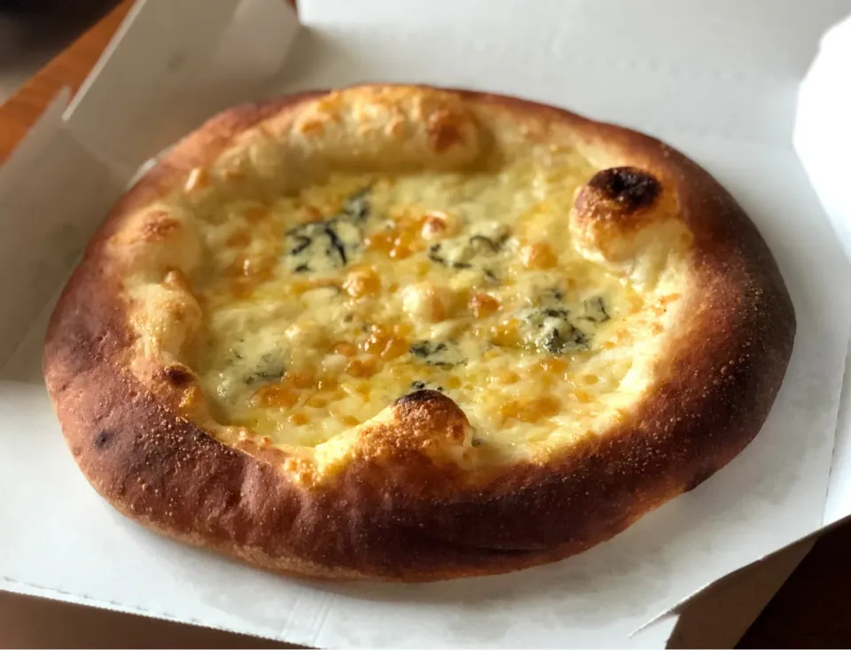 オーケーのブルーチーズの4種のピザ　　　Blue cheese pizza|マユマユさん