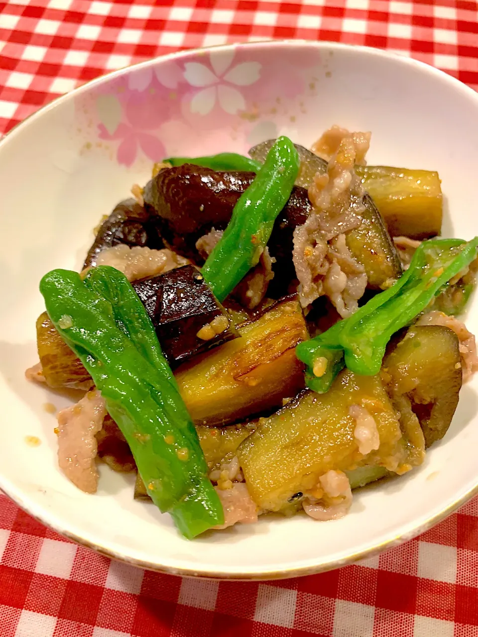 家庭菜園で出来立て、ナスとししとう、豚バラ肉を足して、甘辛の味噌炒め❣️|マミちゃんさん