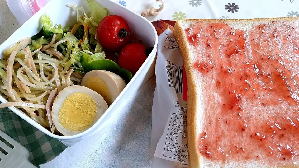 食パン(いちごジャム)、春雨サラダと味付け卵付きミニトマト添え|Chiakiさん