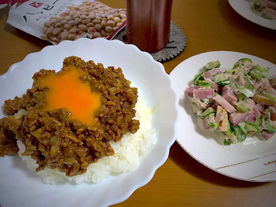 今日の女飯絆は、
火山風（笑）キーマカレーと今が旬な頂き物のきゅうりを使ったサラダ(^^♪|ひーちゃんさん