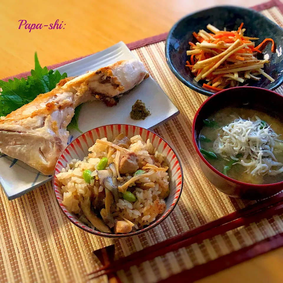 今日の晩ご飯　ブリカマ焼き、生きんぴらごぼう、舞茸・エノキ・鶏の炊き込みご飯、キャベツとニラのお味噌汁|パパ氏さん