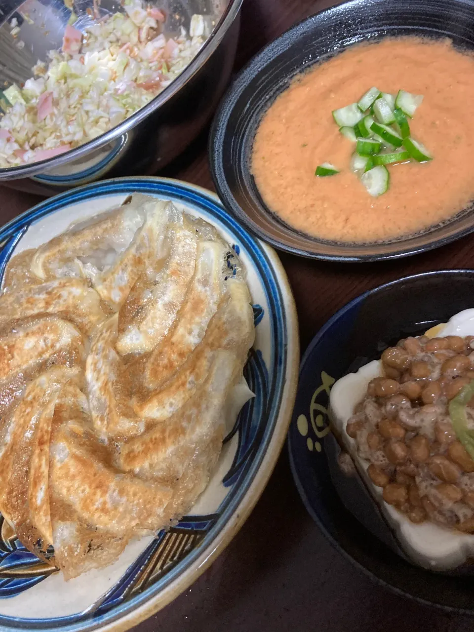 7月10日晩ご飯。餃子、納豆豆腐、キャベツサラダ、ガスパチョ。|あやさん