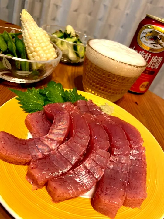 めばちマグロで塩マグロ😋🍻🎶✨
気になっていた塩マグロを作ってみました。ねかせた時間は、15分。
水分が程良く抜けて、塩味もちょうどよい😊　
私はわさびでさっぱりとマグロの旨味を楽しみ、息子はごま油にくぐらせコクをプラス✨
どちらも美味しいです💞
浅漬けは、キャベツときゅうりと生姜と紫蘇と茗荷。|アイさん