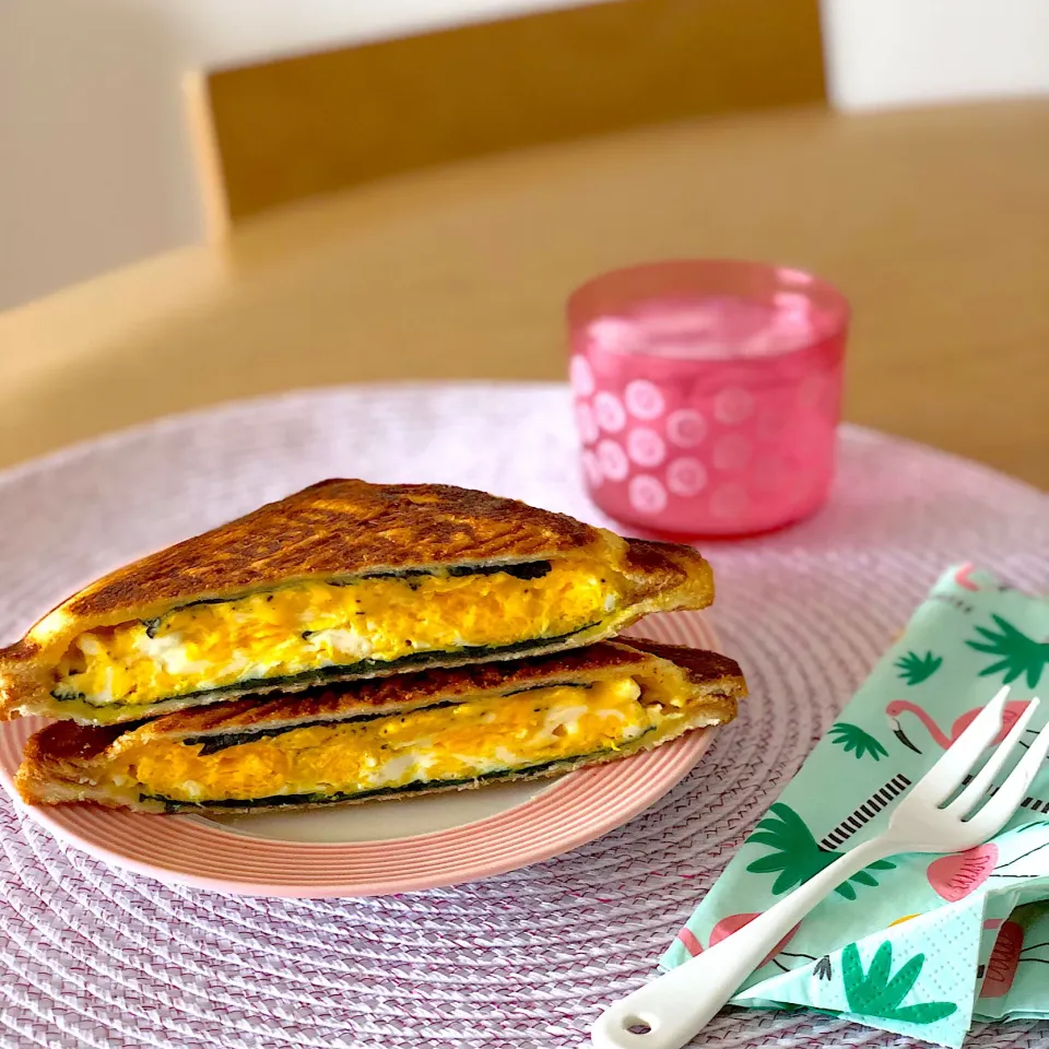 Egg toasted sandwich／たまごホットサンド🥚🥪えごまの葉🌿|angiee♡さん