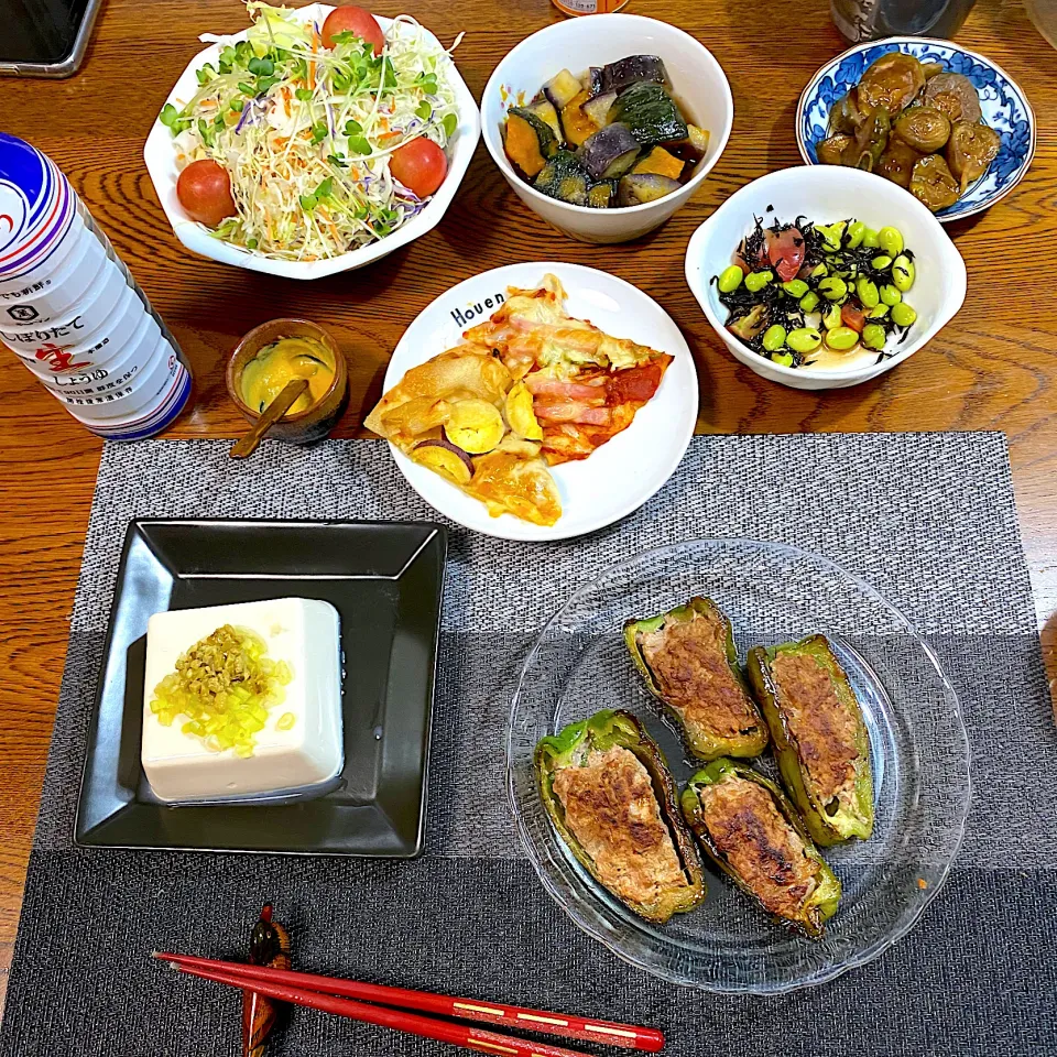 ピーマンの肉詰め、南瓜と茄子の揚げ浸し、サラダ、胡瓜のキューちゃん、豆腐オリーブのせ、ピザ|yakinasuさん