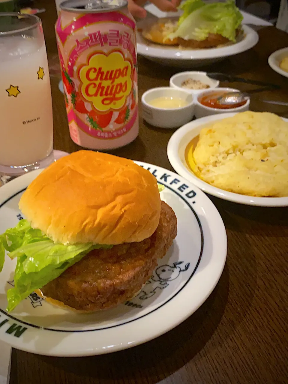 ハンバーガー🍔　ジャガイモの千切りとマッシュポテト焼き🥔　チュッパチャプスストロベリーソーダ🍭|ch＊K*∀o(^^*)♪さん