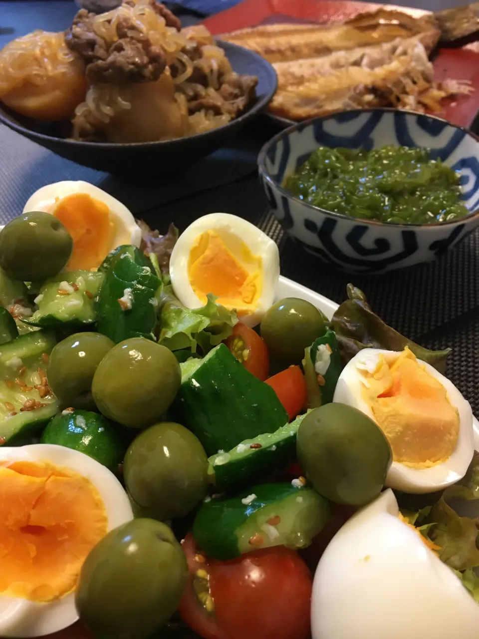 家庭菜園で採れたきゅうりとトマトでサラダ！そして肉じゃがにはてん菜糖で味付け！|akemi🐝さん