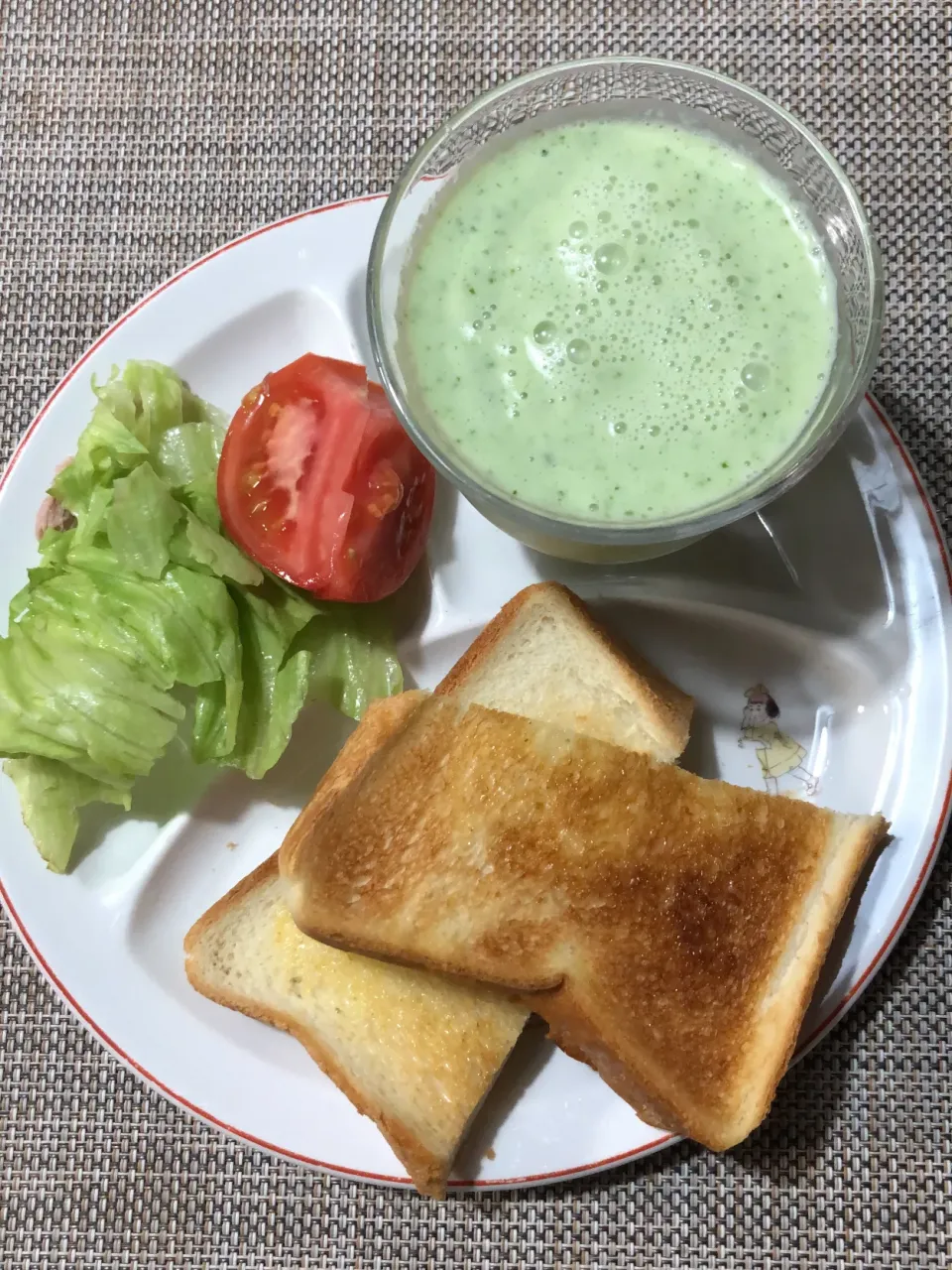 朝ごはん　サラダ　きゅうりジュース　食パン|モリーミさん