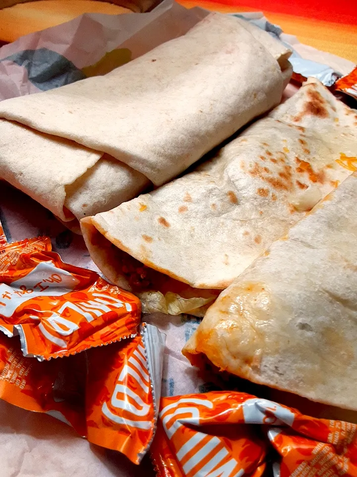 Beefy Frito Burrito, Two Soft Tacos, Mild Sauce, Taco Bell|Hannah Muscaraさん