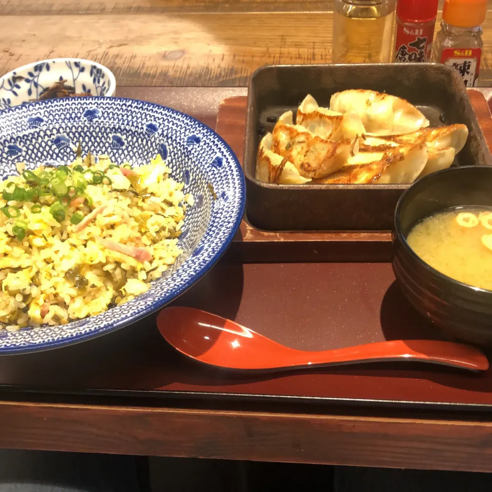 Snapdishの料理写真:ニンニク餃子とチャーハンセット　#くろがねニンニク餃子とチャーハンセット　#くろがね|Hajime Sakaiさん