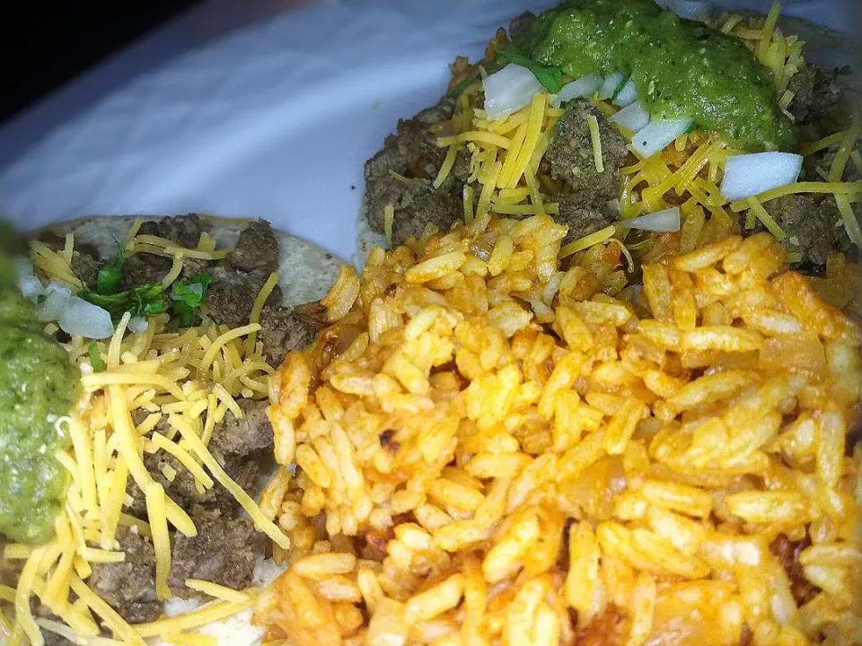 Snapdishの料理写真:🌮🍚 🍅
 Carne Asada Tacos with Spanish Rice 
🌮🍚🍅

Favorite toppings are diced onions and chopped cilantro with #homemade salsa and shredded 🧀!  I didn't ha|MaggieH17さん