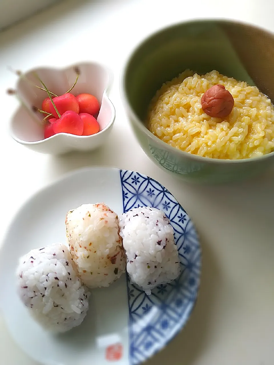 Snapdishの料理写真:おにぎりと卵ご飯|まめころさん