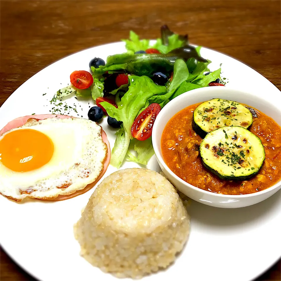 ひき肉とトマトカレー トッピングにズッキーニ|かおさん