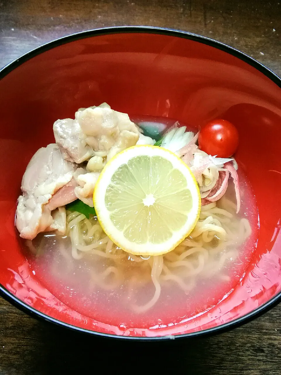 今日のお昼は、またヤマサ塩レモンつゆの鶏ハム風のせ冷やしラーメン、ミニトマトと茗荷もトッピングしました😊|にんにくと唐辛子が特に好き❤️(元シャリマー)さん