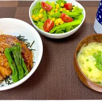 さんまの蒲焼き丼　アスパラガスのサラダ　キャベツとワカメの味噌汁|momococoさん