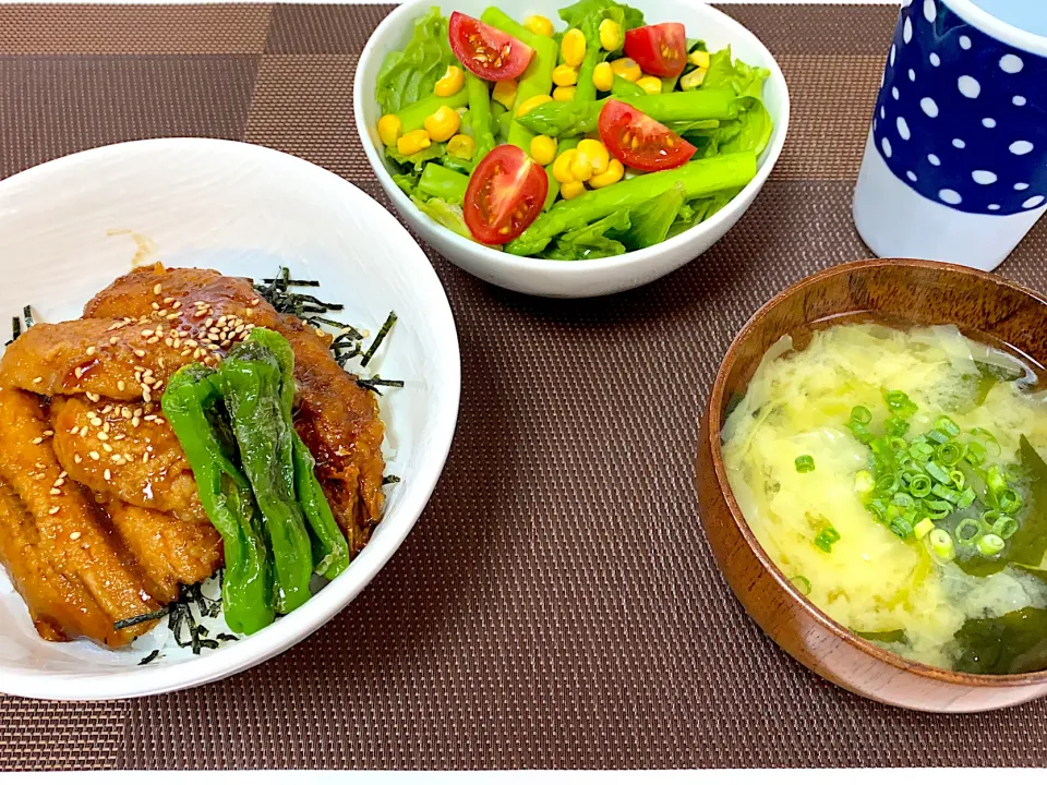 さんまの蒲焼き丼　アスパラガスのサラダ　キャベツとワカメの味噌汁|momococoさん