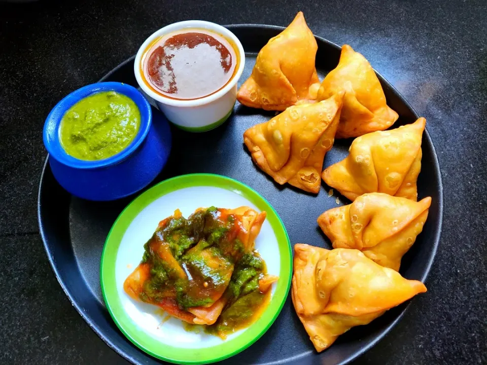 Samosas with Tamarind and green chutney|Anusha Kurupさん