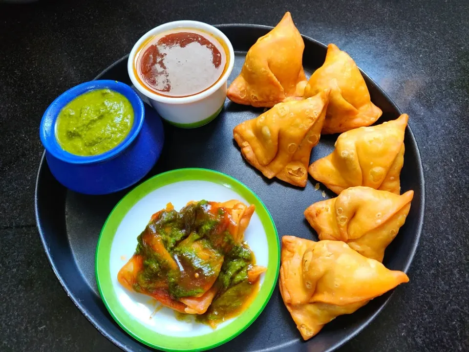 Samosa with Tamarind and green chutney|Anusha Kurupさん