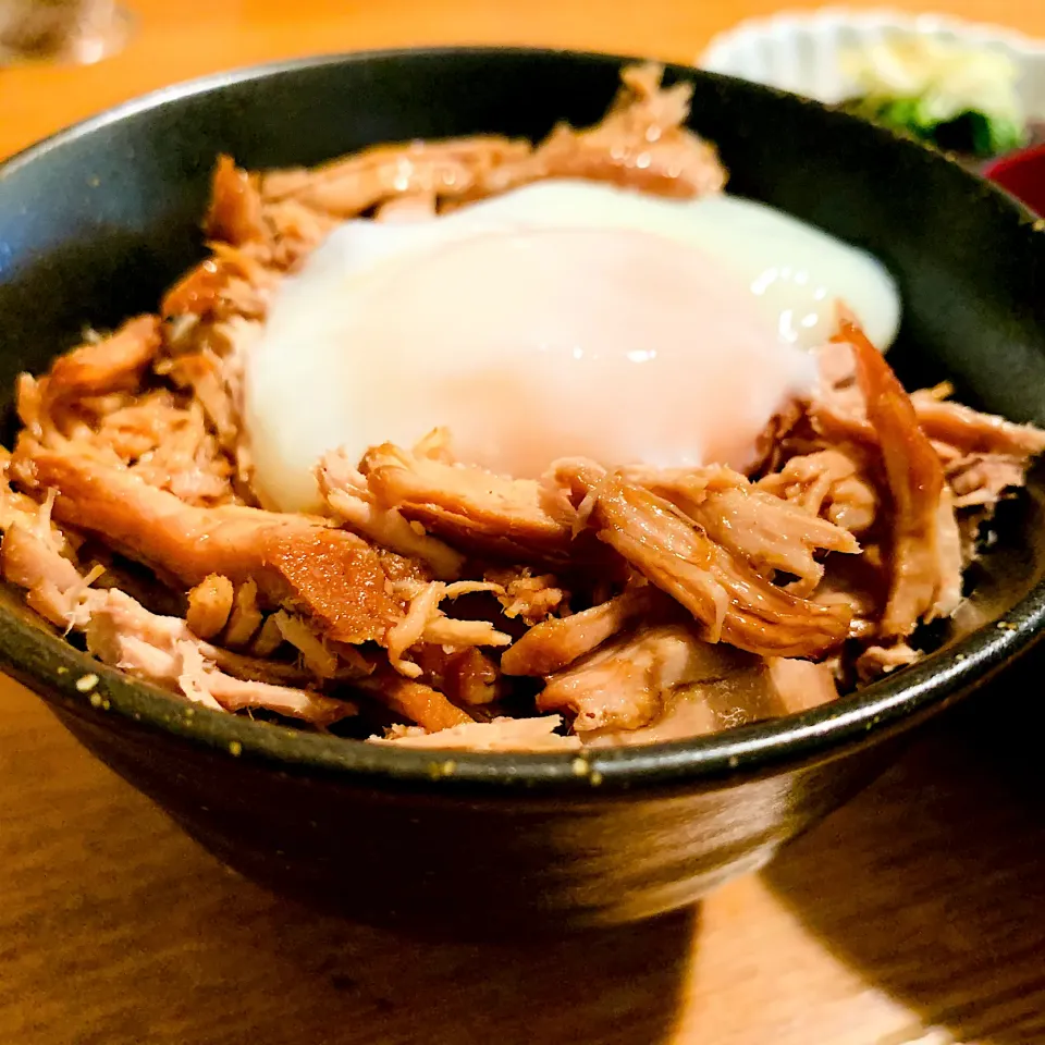 和風プルドポーク丼🐷お醤油味✨温玉付き|いちごさん