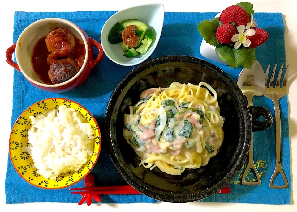 Snapdishの料理写真:ベーコンとほうれん草のクリームパスタ、トマト煮込みミニハンバーグ、もろきゅう|syamさん