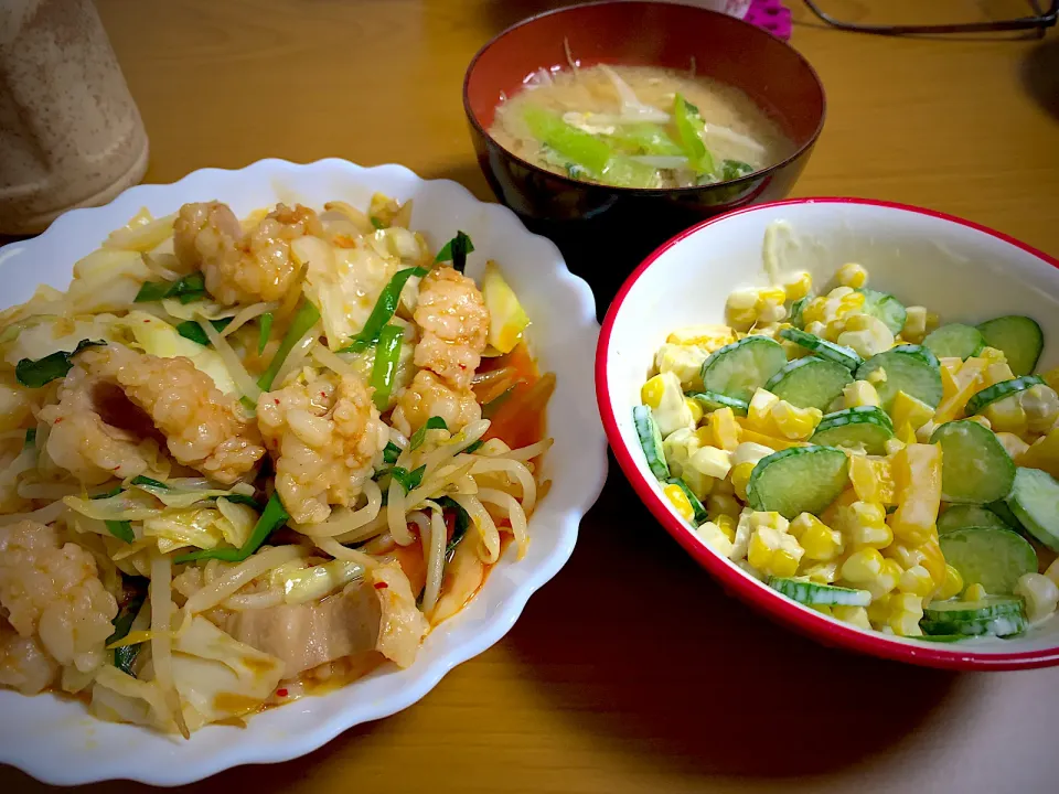 Snapdishの料理写真:今日の男女飯絆は、
牛ホルモン炒めとサラダと味噌汁(^-^)/|ひーちゃんさん