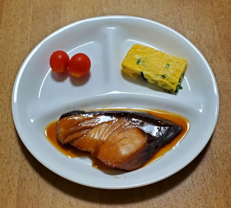 Snapdishの料理写真:ブリの照り焼き
九条ネギのだし巻き卵
プチトマト
キャベツとにんじんとしいたけの味噌汁|ナナさん