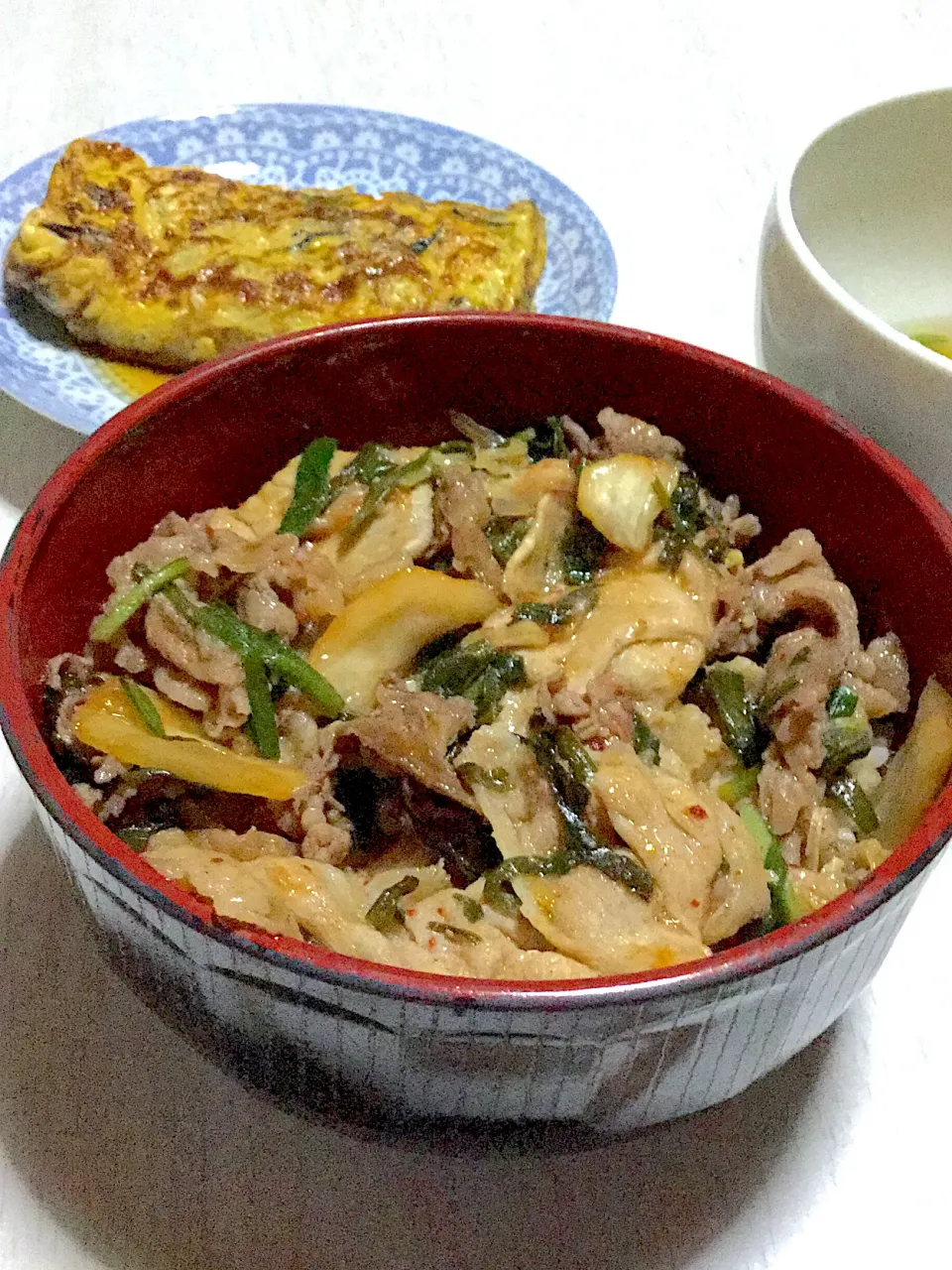 Snapdishの料理写真:豚ニラキムチ丼、ひじきとネギの卵焼き、ほうれん草のお味噌|Ayaさん