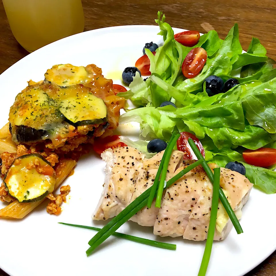 鶏胸肉のグリルと昨日の残りの茄子とズッキーニのグラタン|かおさん