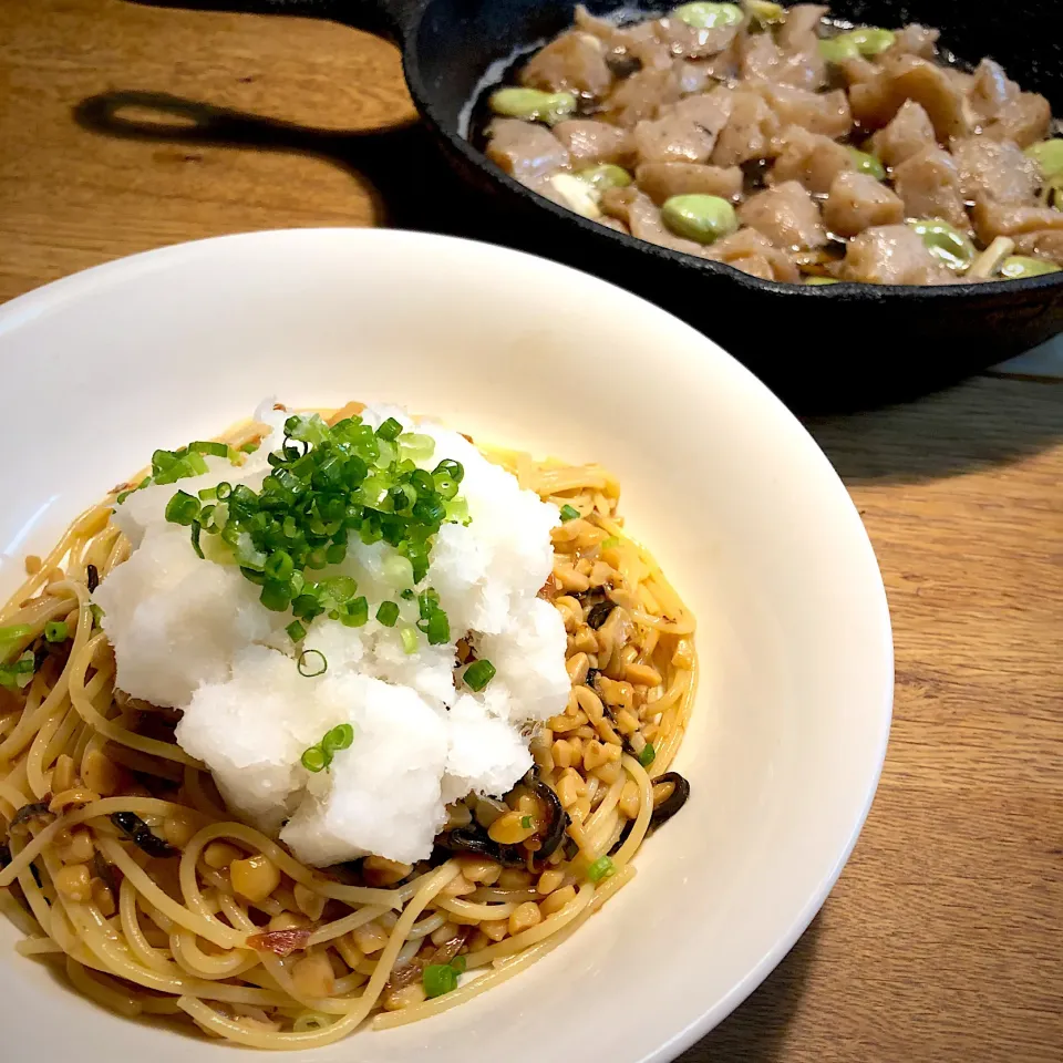 Snapdishの料理写真:#vegan 
納豆おろしパスタとこんにゃくと空豆のアヒージョ|makiko_aさん