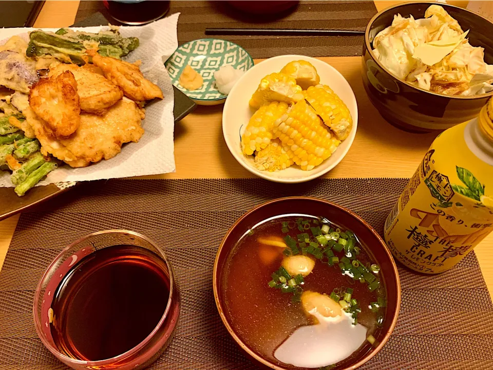 茄子ピーマンアスパラ鶏天ぷら、とうもろこし、牛角風塩キャベツ、お味噌汁|tsumaminaさん