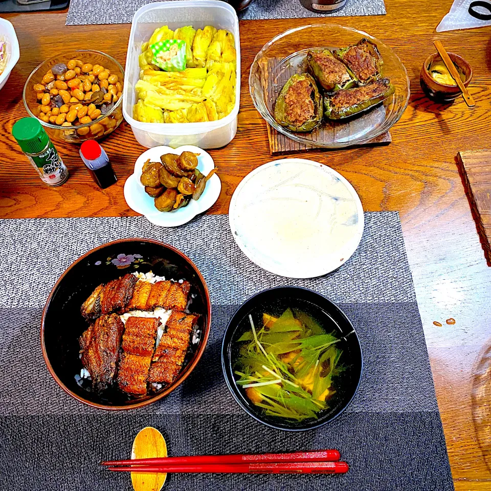 Snapdishの料理写真:鰻丼、肝吸い、焼きなす、ピーマン肉詰め、野菜豆胡瓜のキューちゃん|yakinasuさん