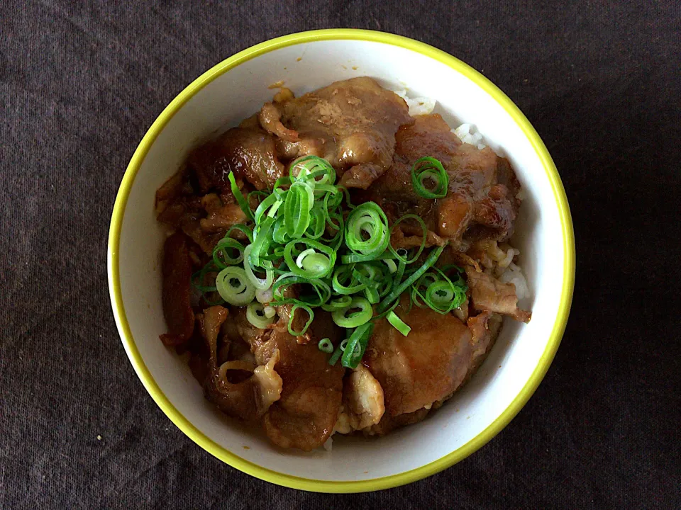 豚肉の生姜焼き丼|ばーさんさん