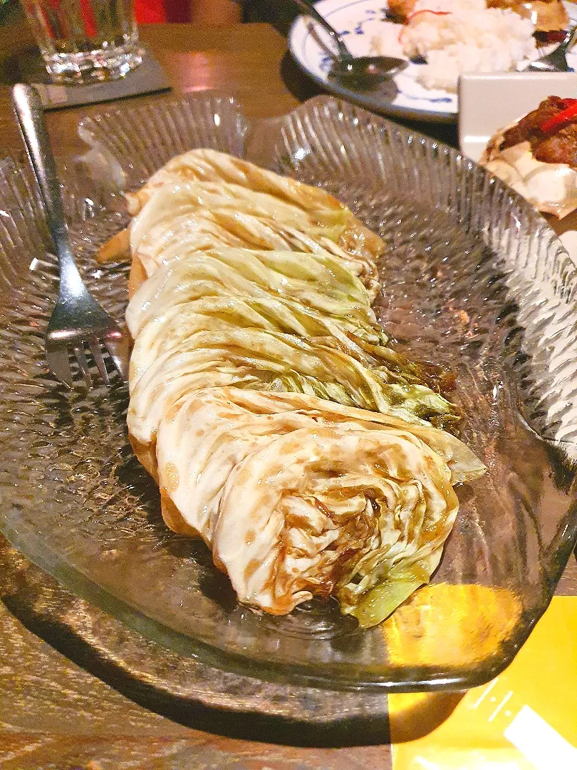 Stir-fried cabbages with fish sauce by Supunniga Eating Room, Thonglor, Bangkok Thailand|Athip Ton Tansutatさん