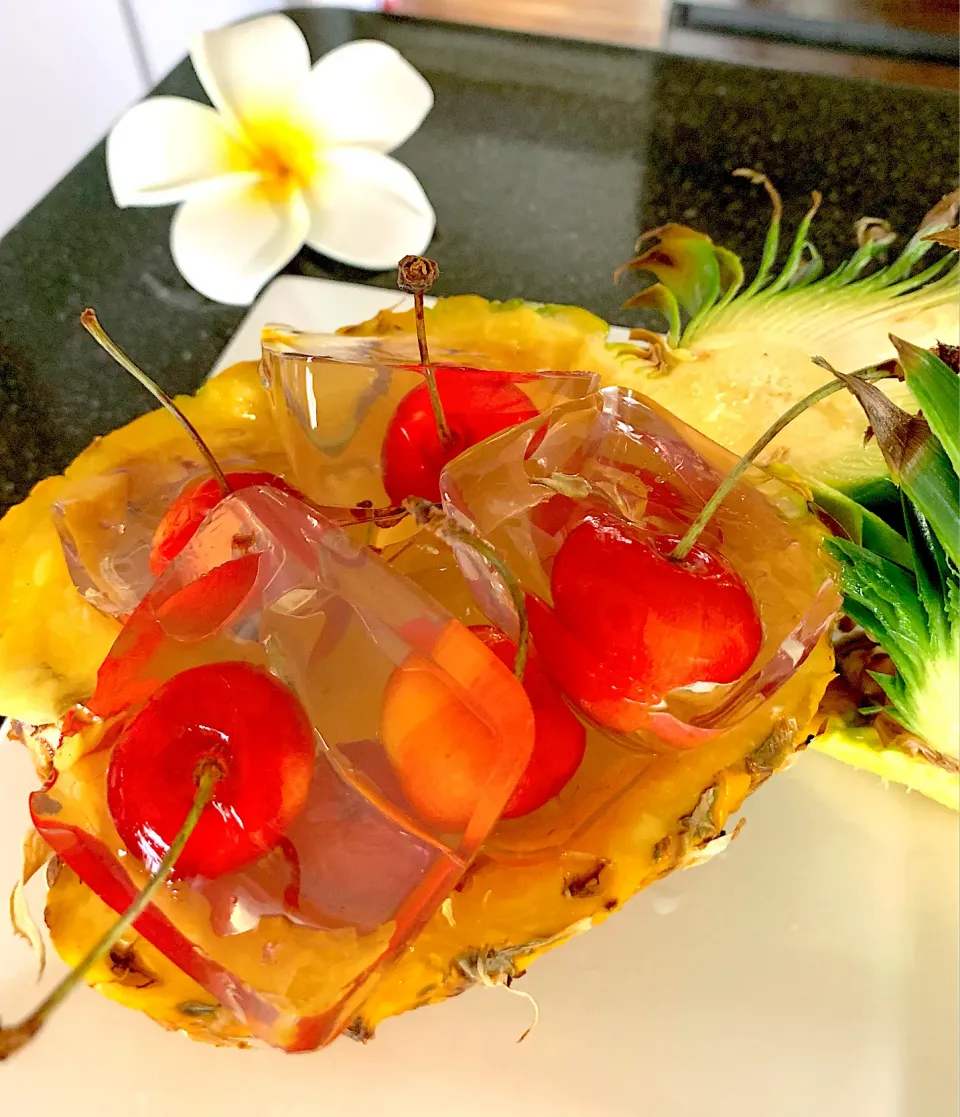 Snapdishの料理写真:パイナップルボート🍍さくらんぼゼリー|シュトママさん