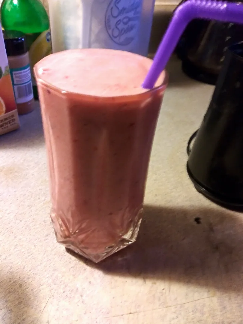 straw cherry banana smoothie|joanna mooreさん