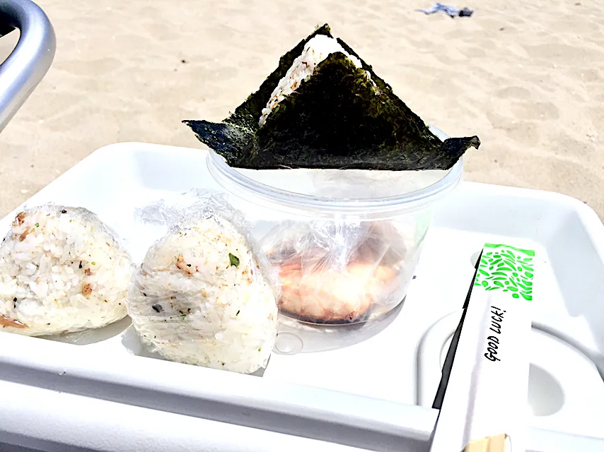 🏖 beach に今日はおにぎり🍙とシャケ持参😋😋|Hong Mi(hiromi )さん