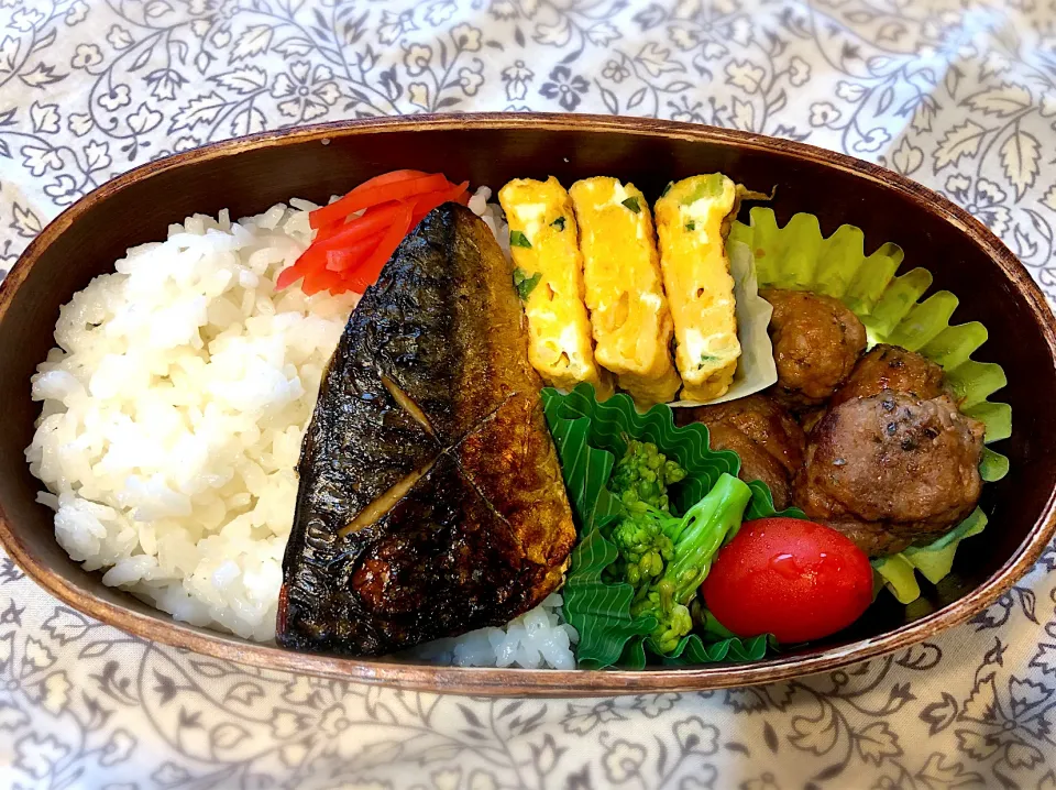 サラ弁　　　　　　　　　　　　　　　　　塩サバ　煮込み肉団子　ブロッコリーサラダ　ネギ入り卵焼き|じゅんさんさん