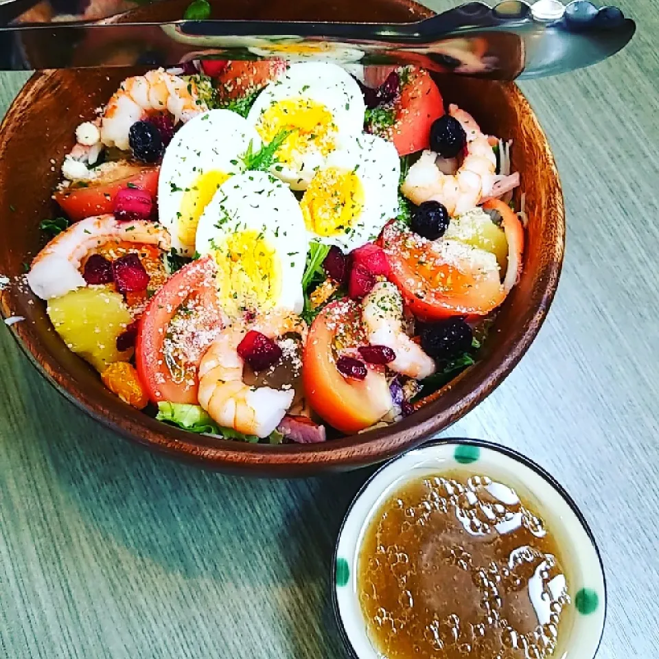 すりおろし玉ねぎドレッシングで頂く
シーフードフルーツサラダ🍅🥚🦐🍊|KANAさん